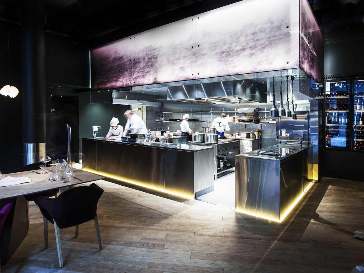 Открытая кухня в ресторане