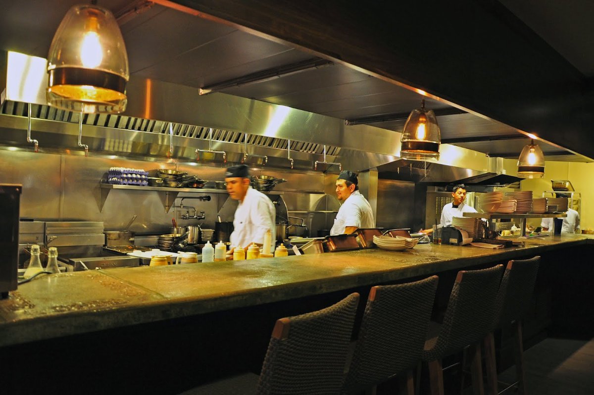 Открытая кухня в баре