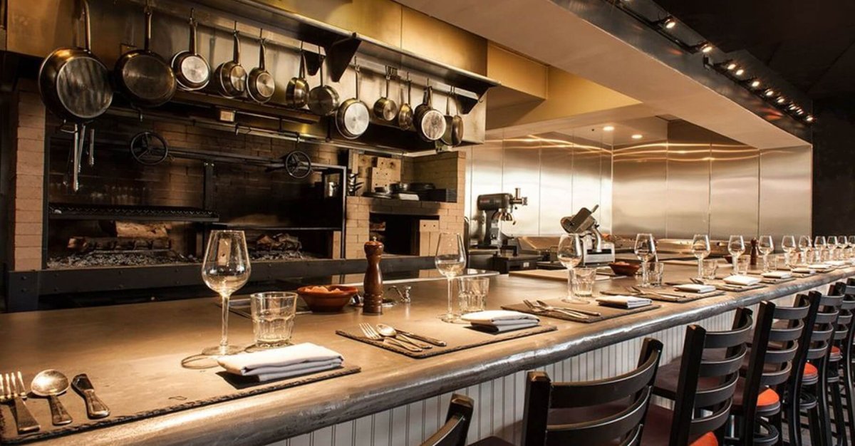 Кухня ресторана с поварами