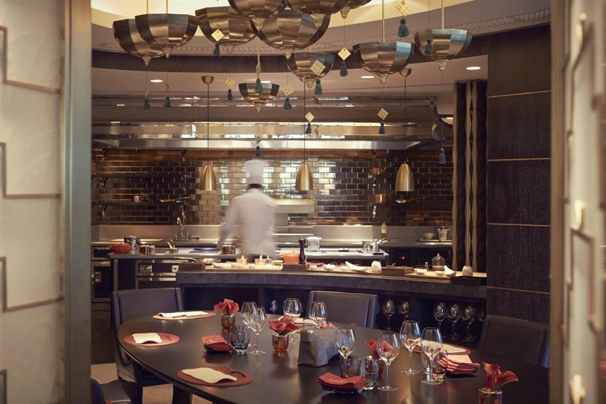 Открытая кухня в ресторане шоу