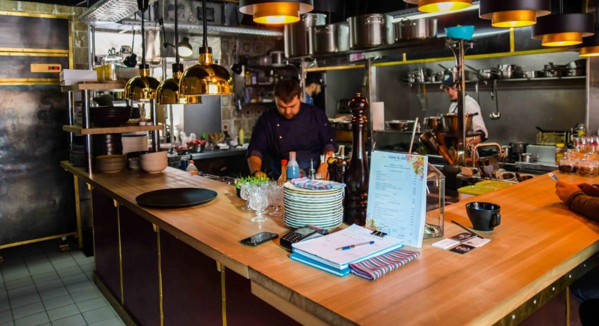 Интерьер кухни в ресторане