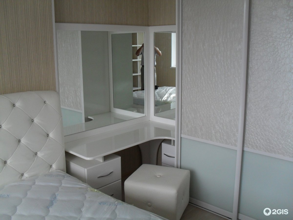 Шкаф купе с туалетным столиком