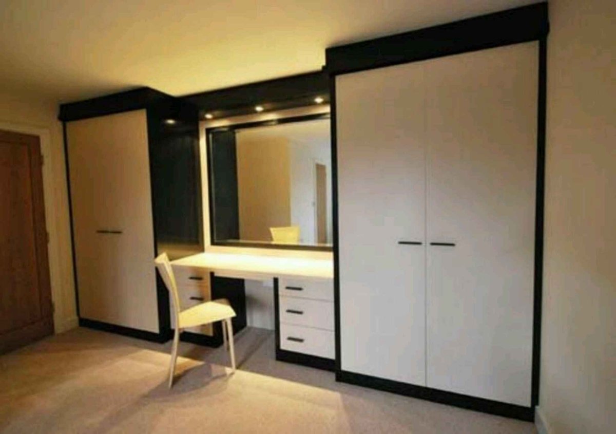 Прихожая с туалетным столиком и шкафами