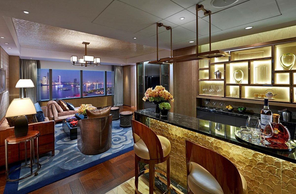 Барная стойка из камня и дерева