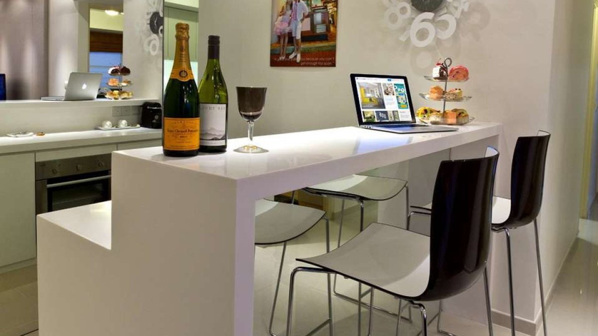 Кухня-гостиная с барной стойкой