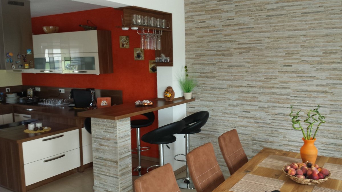 Черно белая кухня с телевизором