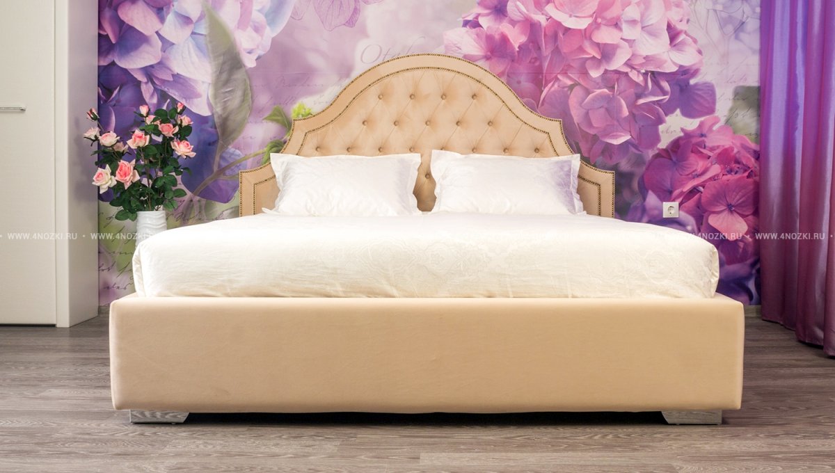 Красная кожаная кровать