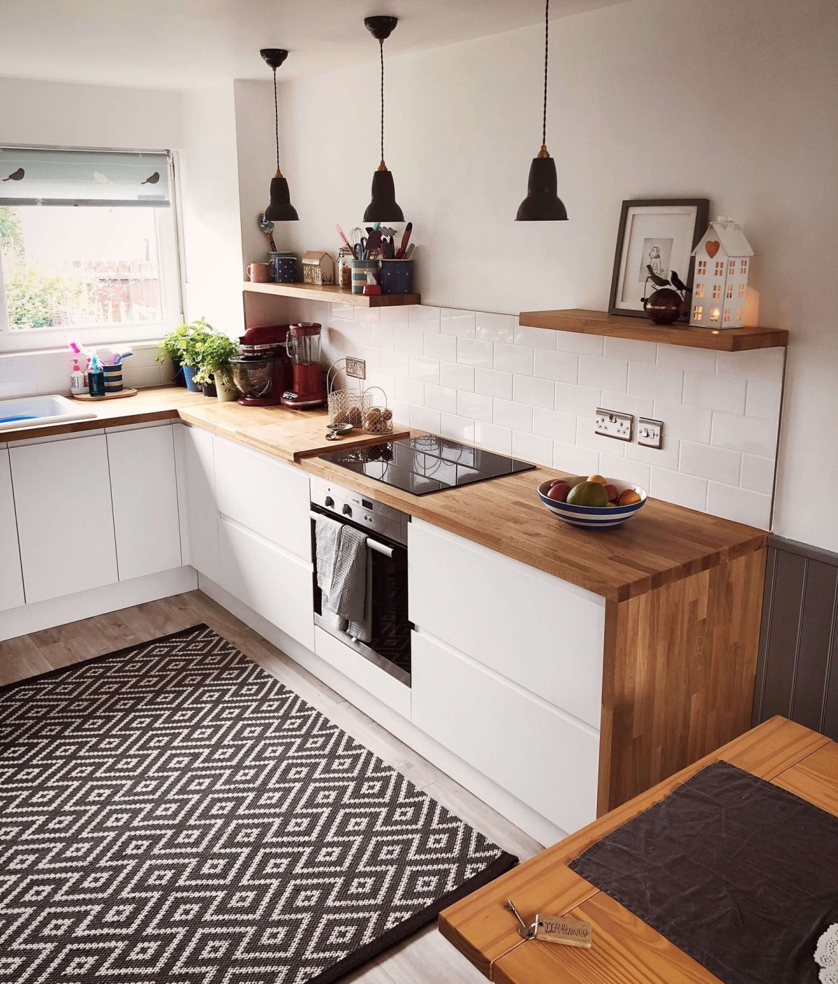 Кухонный гарнитур без навесных шкафов для большой кухни с окном