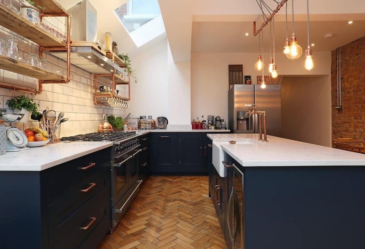 Белая кухня с деревянной столешницей