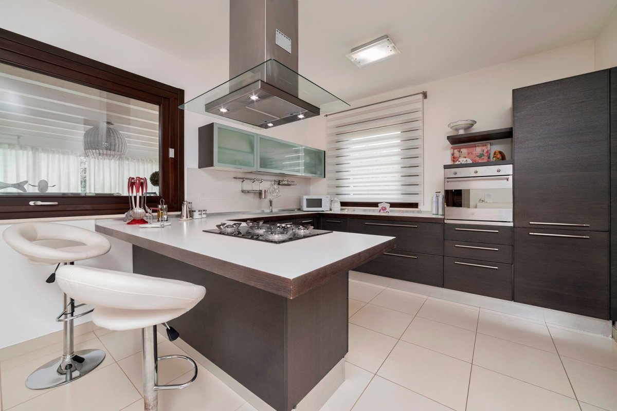 Кухня без навесных шкафов