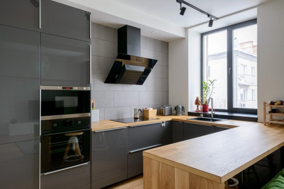 Кухни без верхних ящиков в интерьере