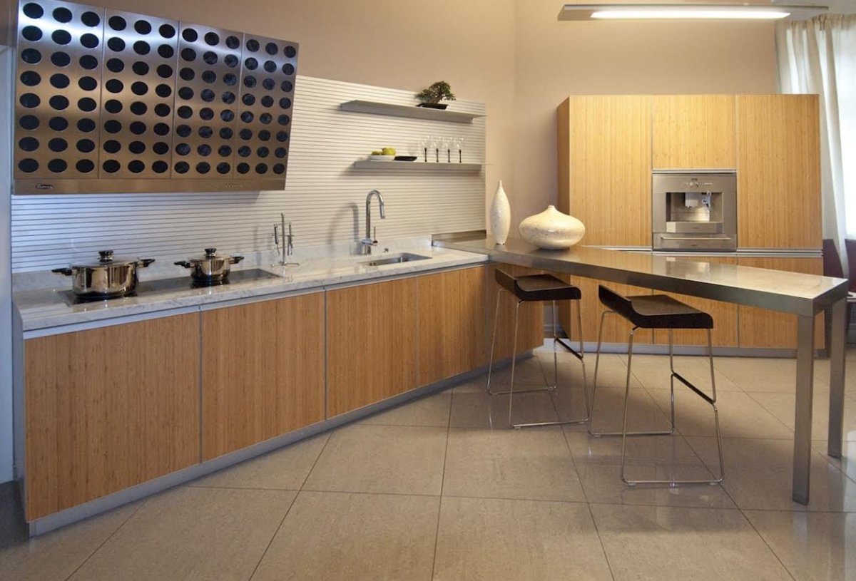 Кухня белая без верхних шкафов современная