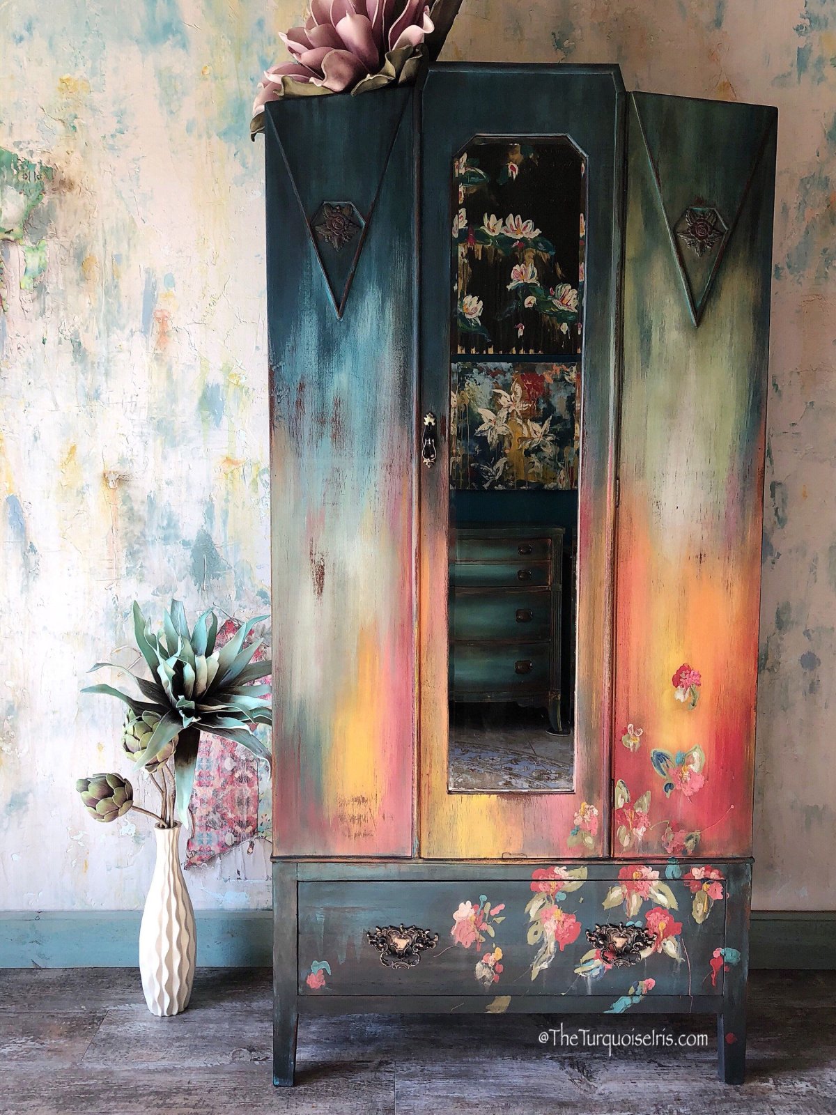 Обклеить старый шкаф