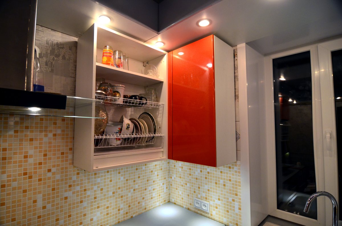 Угловая кухня с вентиляционным коробом