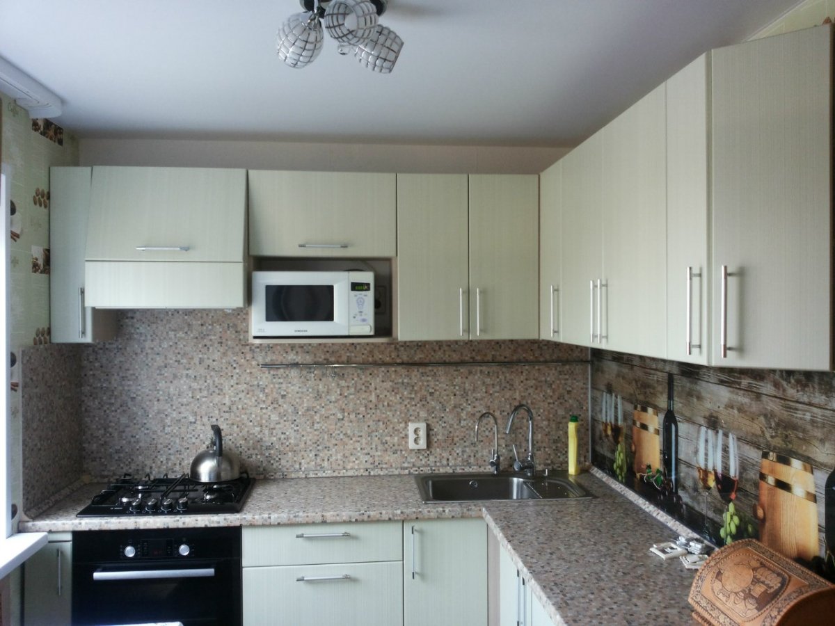 Классическая кухня в нише