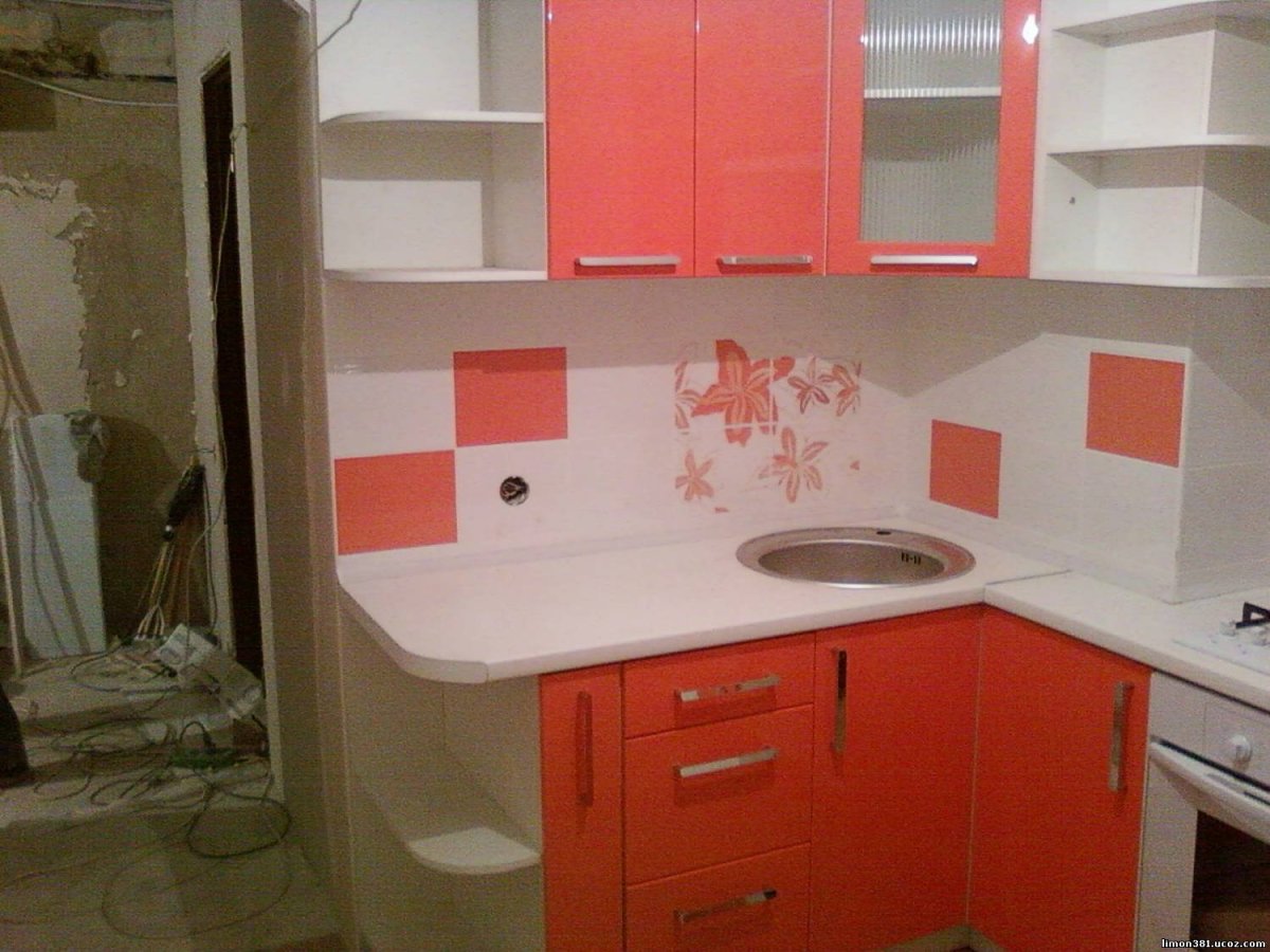 Угловая кухня с выступом