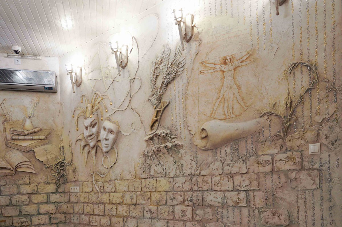 Барельеф на кирпичной стене