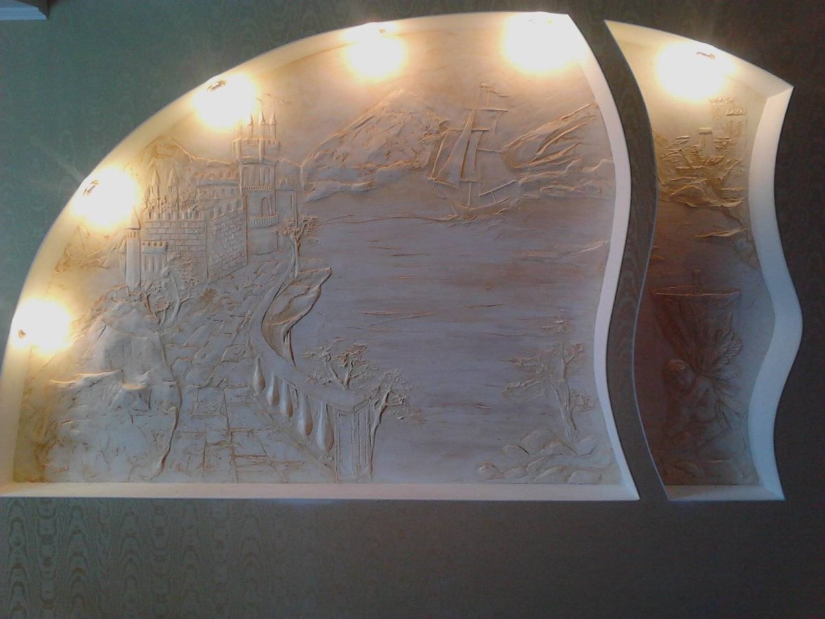 Барельеф с подсветкой на стене