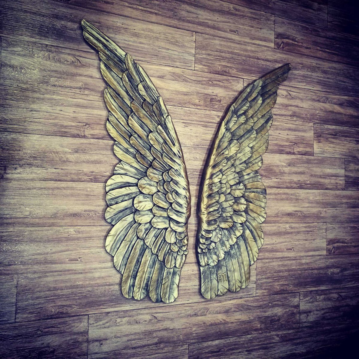 Крылья нарисованные на стене