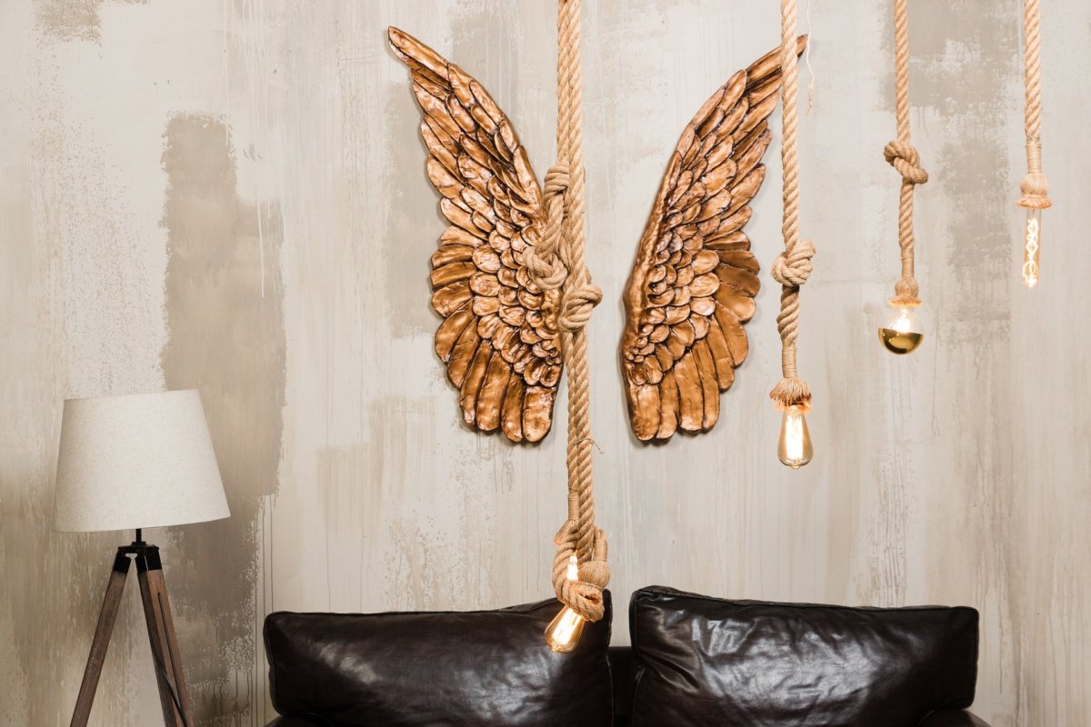 Крылья нарисованные на стене