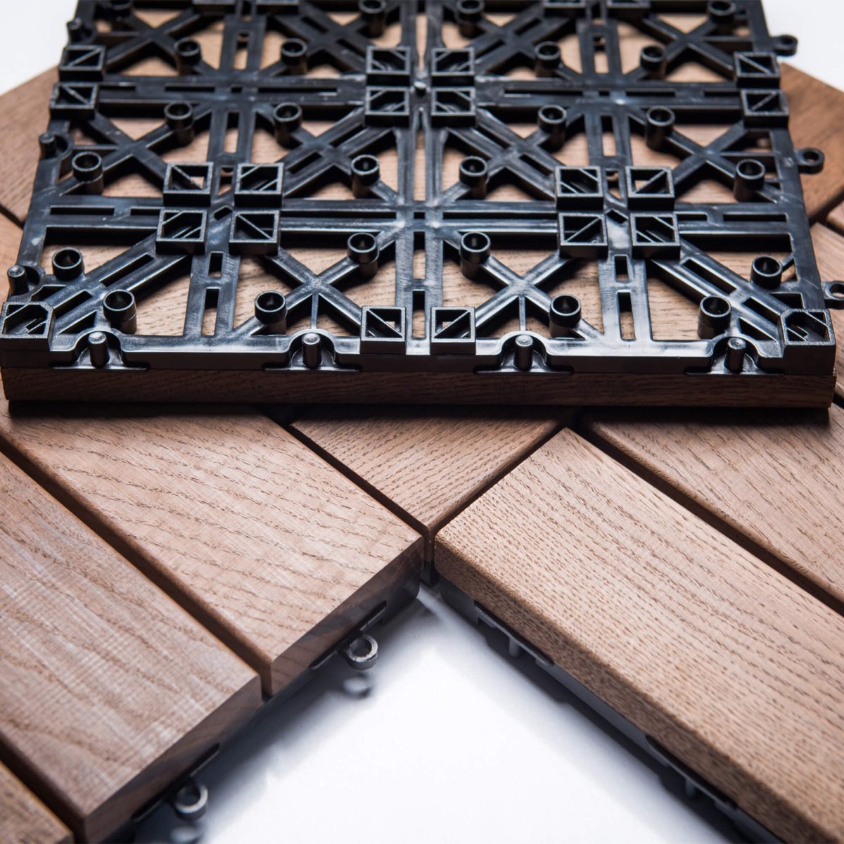 Садовый паркет из ДПК 300x300