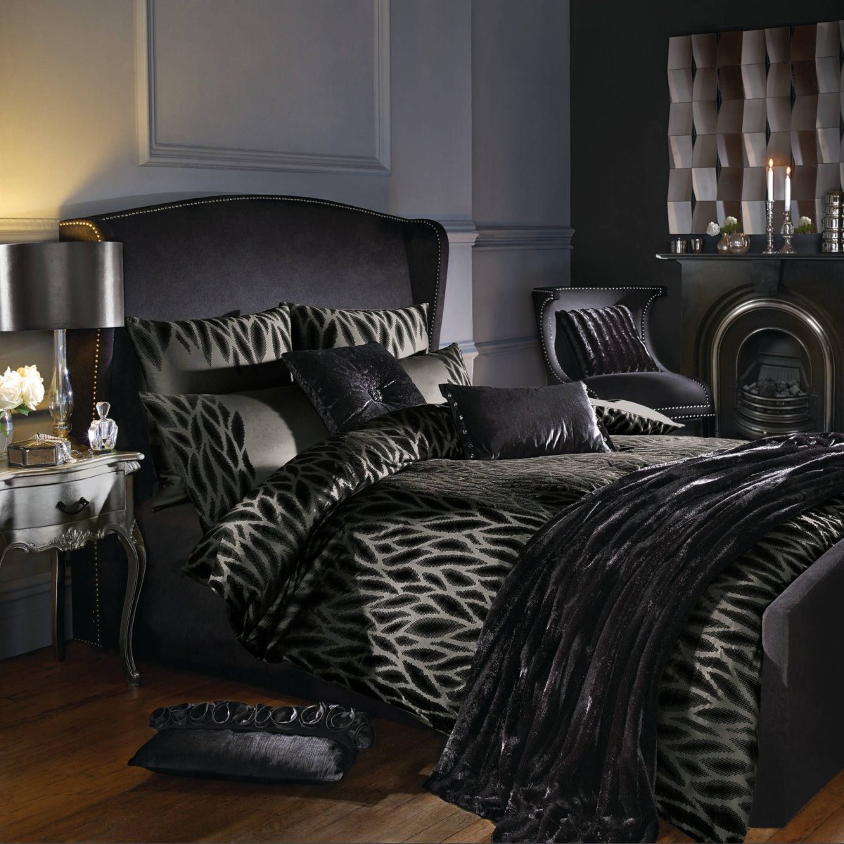 Спальня с черной кроватью