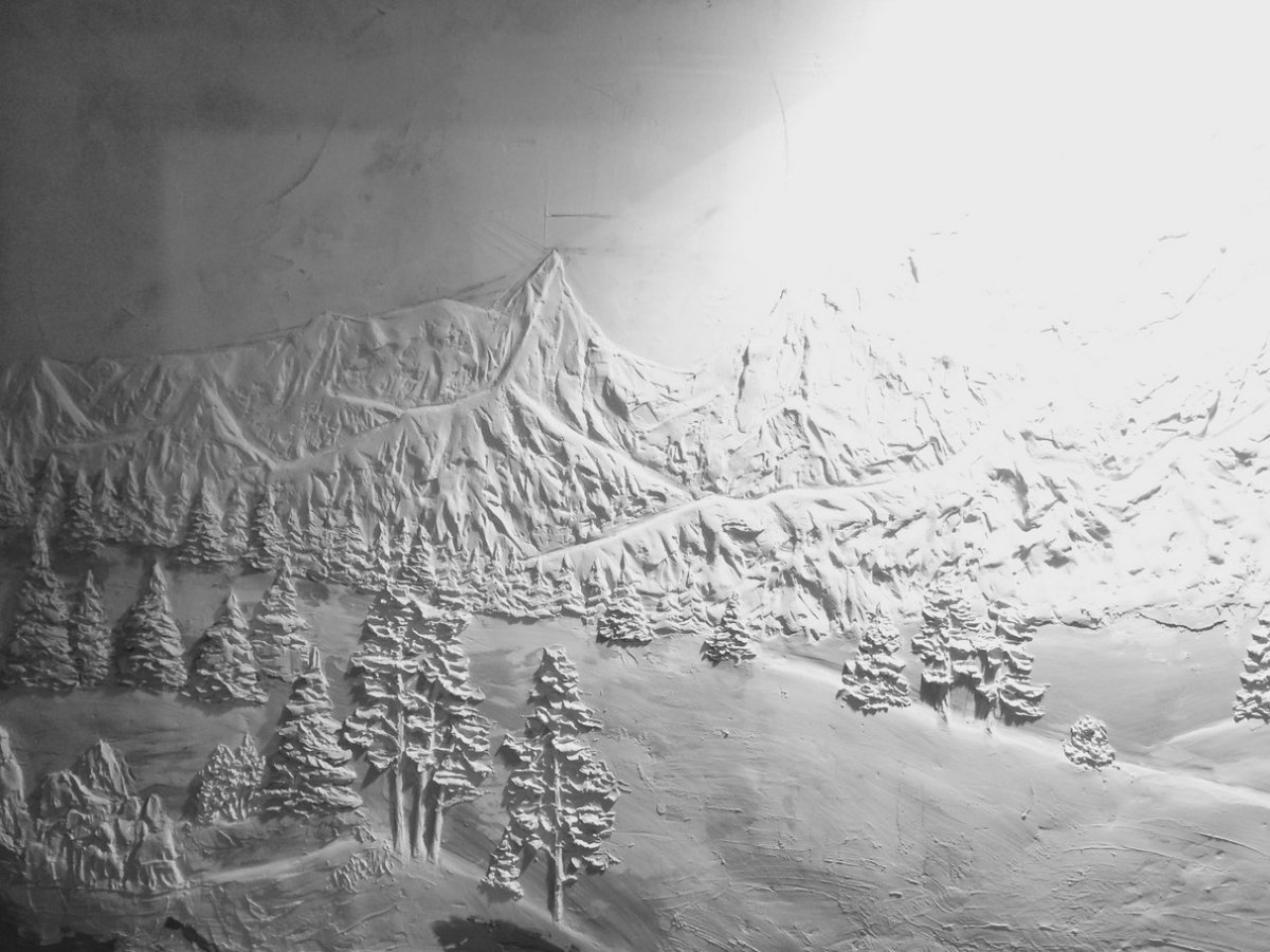 Барельеф горы на стене