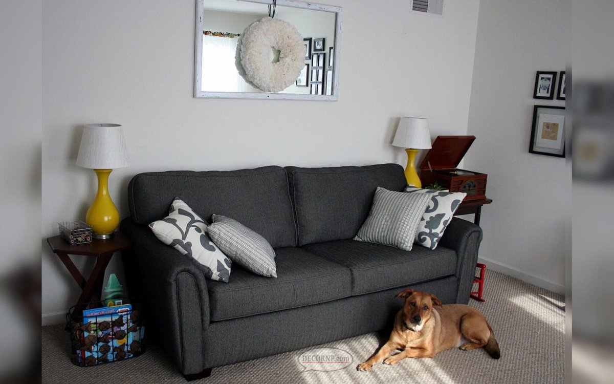 Темно серый диван в интерьере