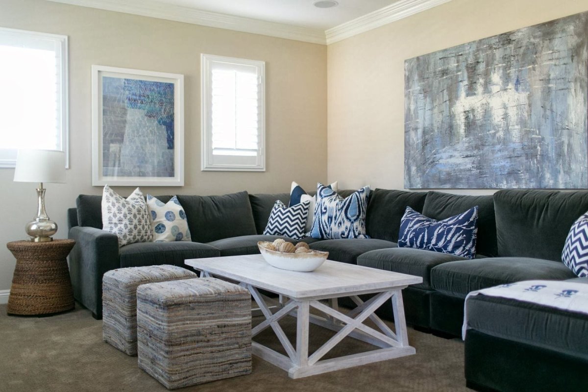 Синий диван с подушками в интерьере