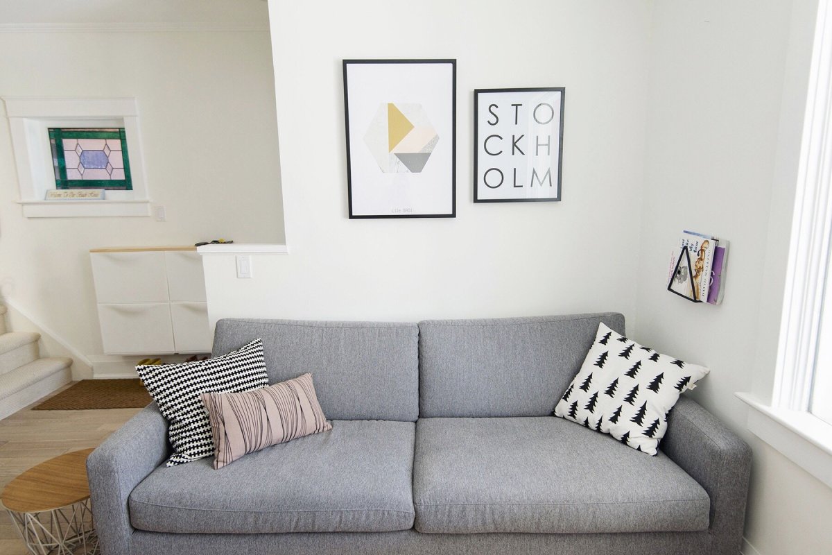 Серый диван с подушками