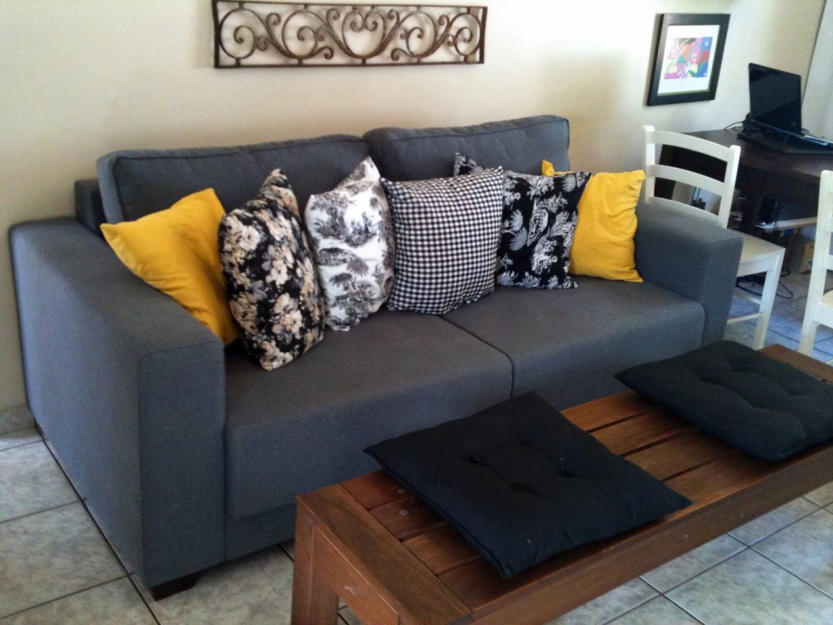 Диванчик с подушками