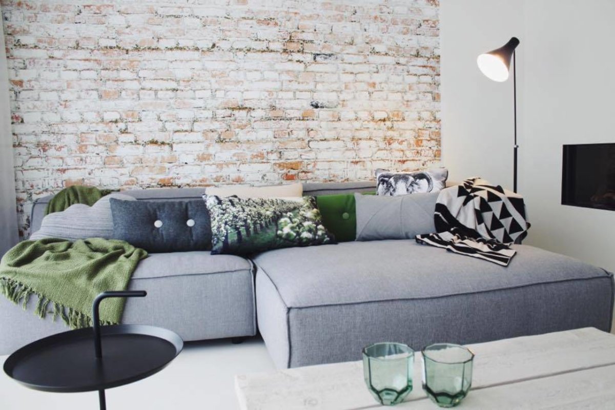 Диван серый лофт с подушками