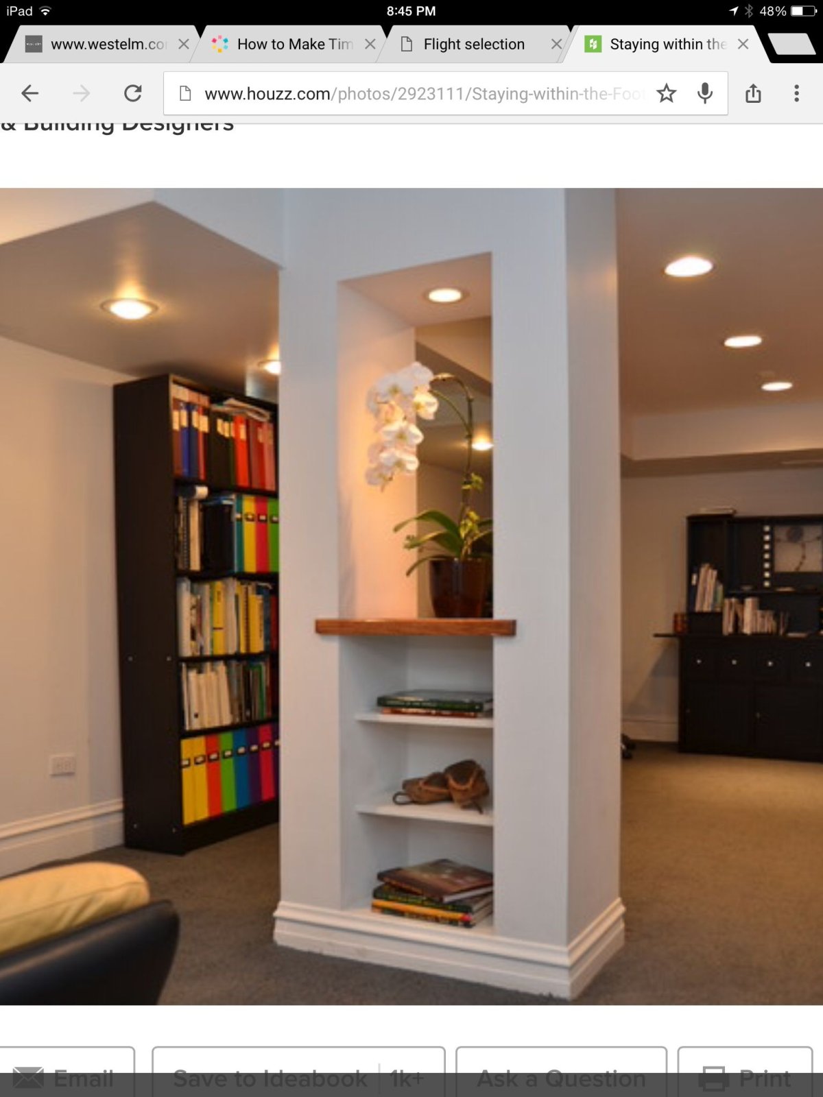 Колонна с полками в интерьере