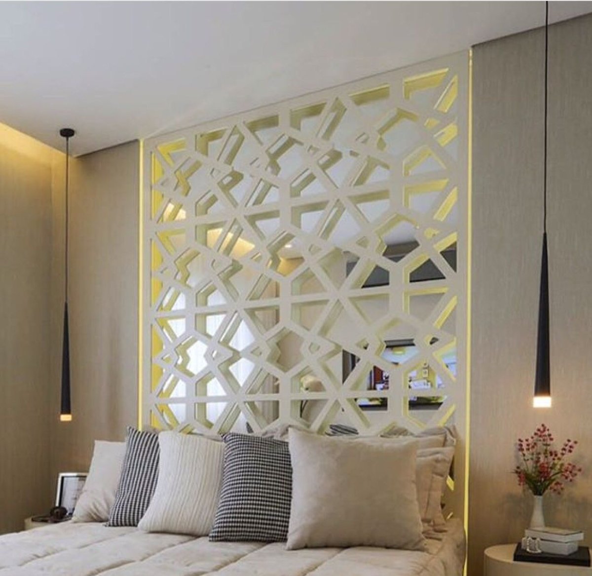 Зеркало над изголовьем кровати