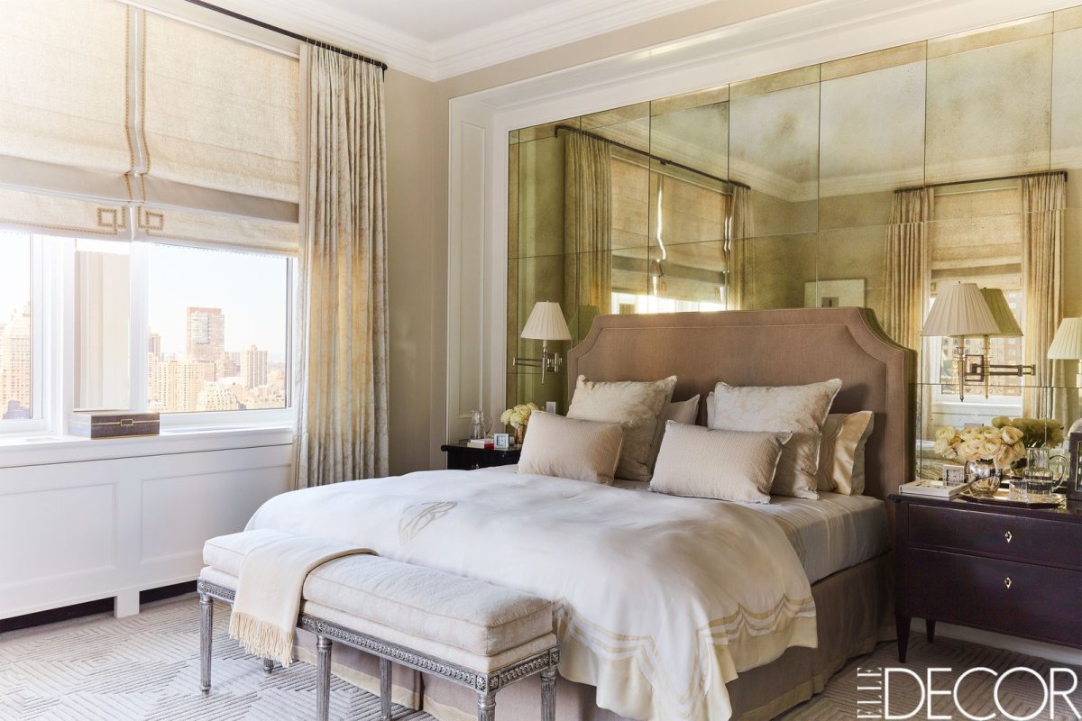 Зеркальные стены за изголовьем кровати