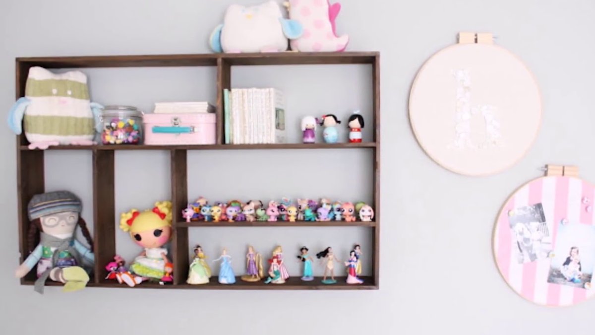 Угловые полки в детскую комнату