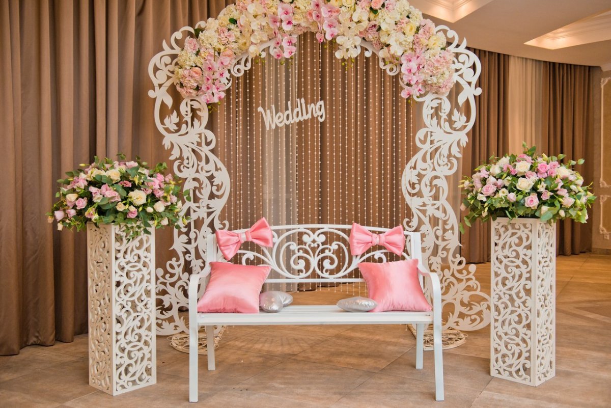 Декор арки бумажными цветами