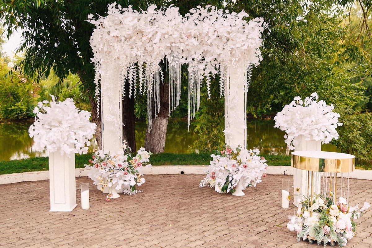 Свадебная арка в классическом стиле
