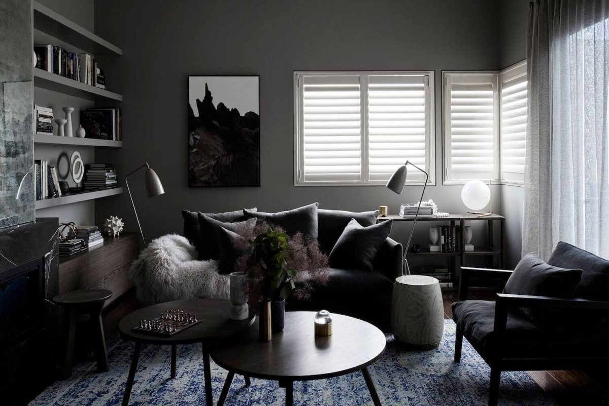 Темно серые стены