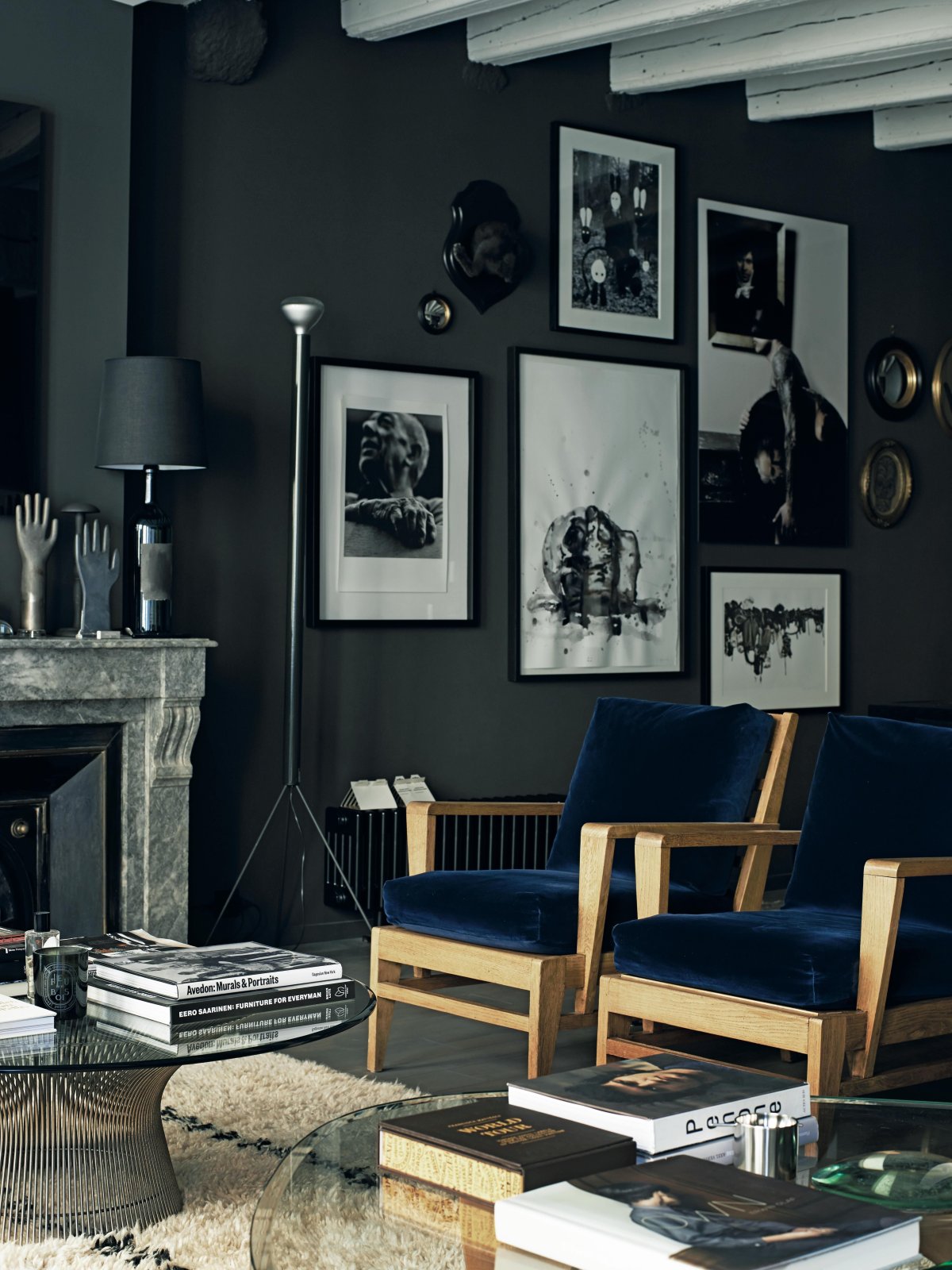 Комната с темными стенами