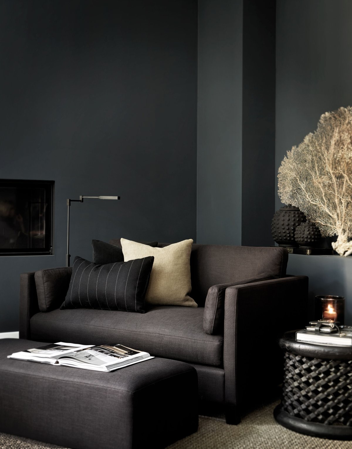 Коричневые стены в спальне