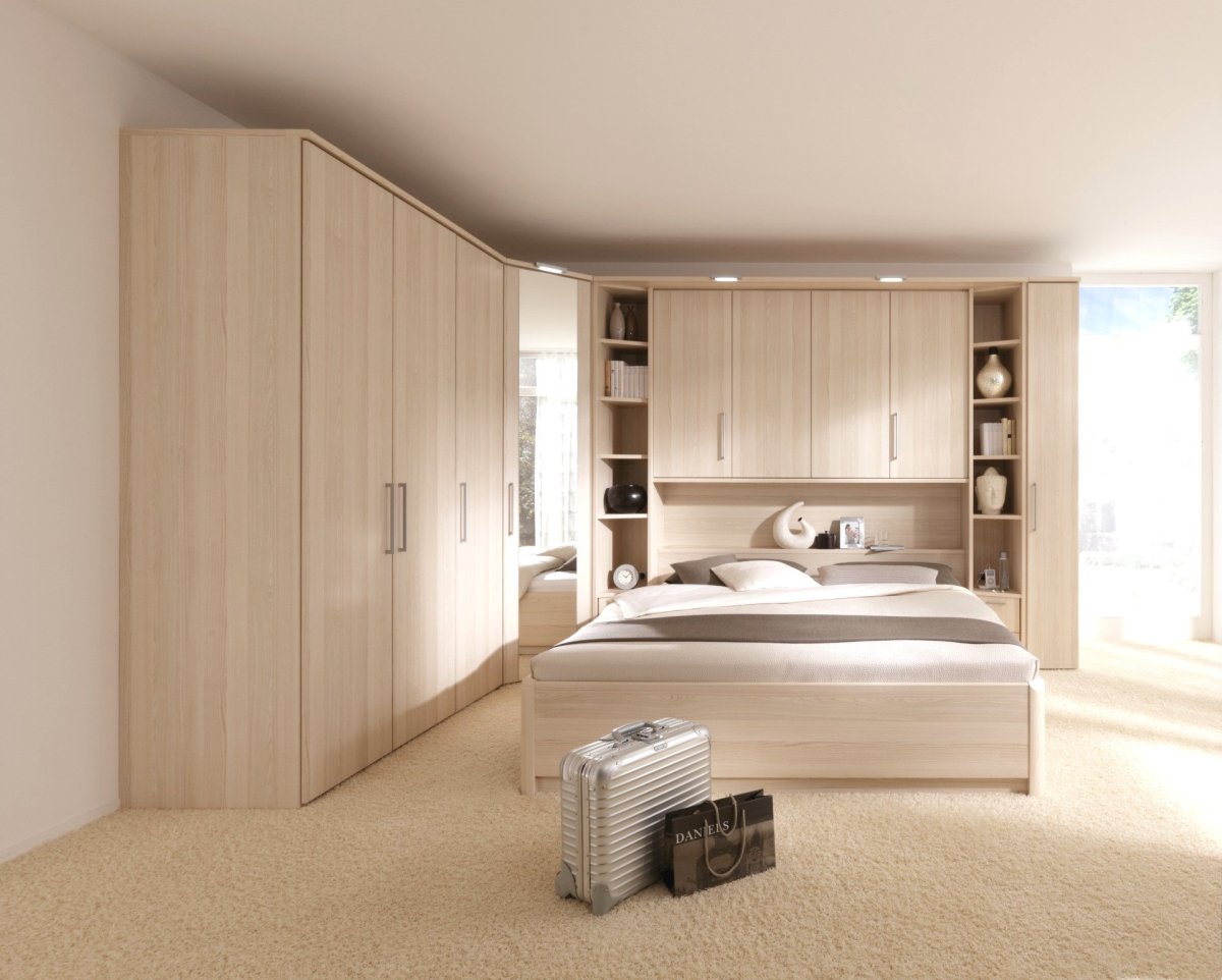 Спальня со встроенной мебелью