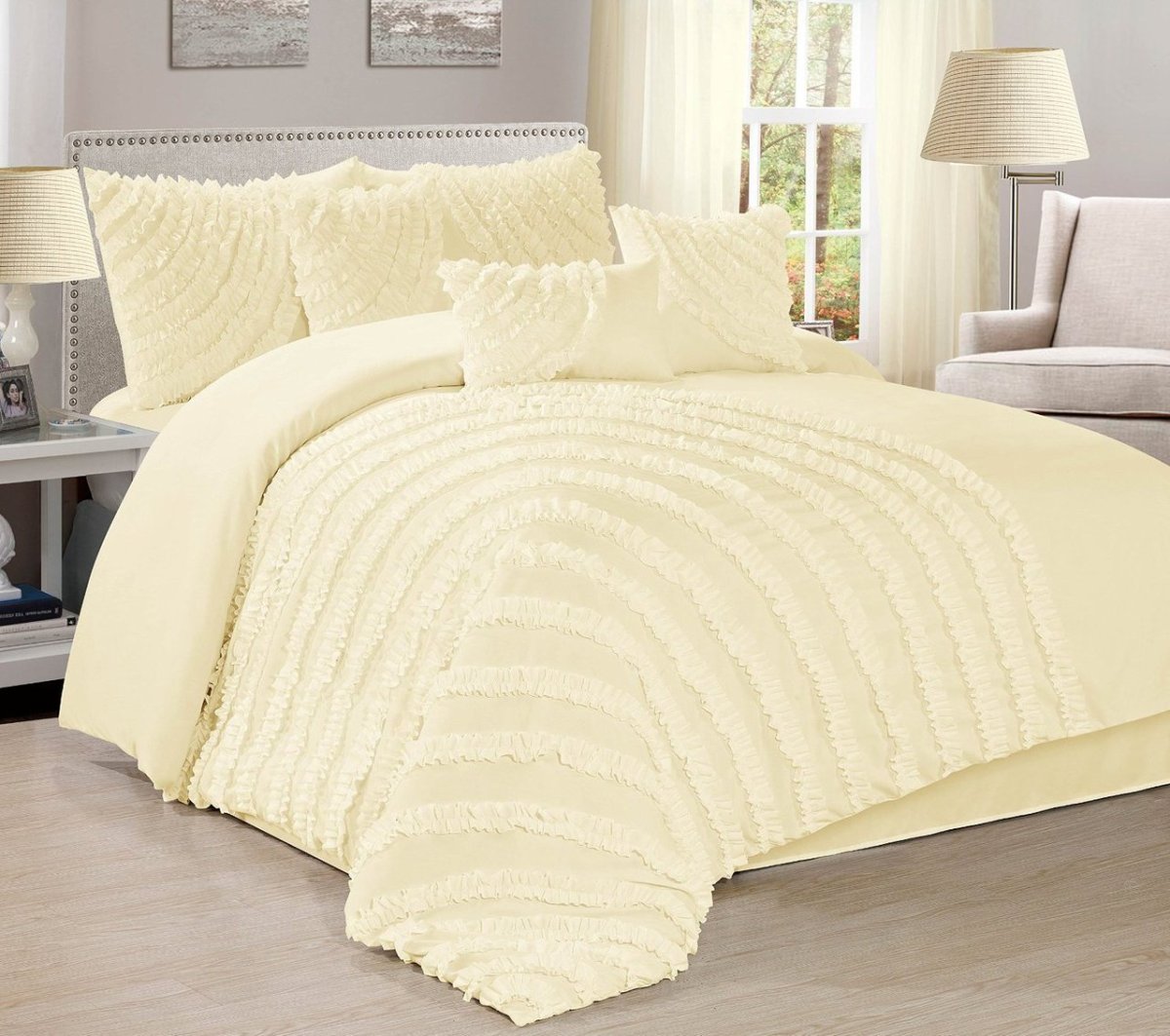 Желтый плед на кровати