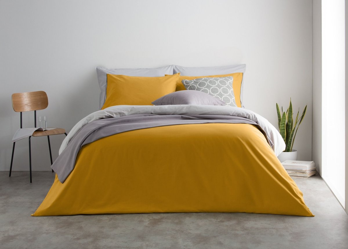 Двуспальная кровать горчичного цвета