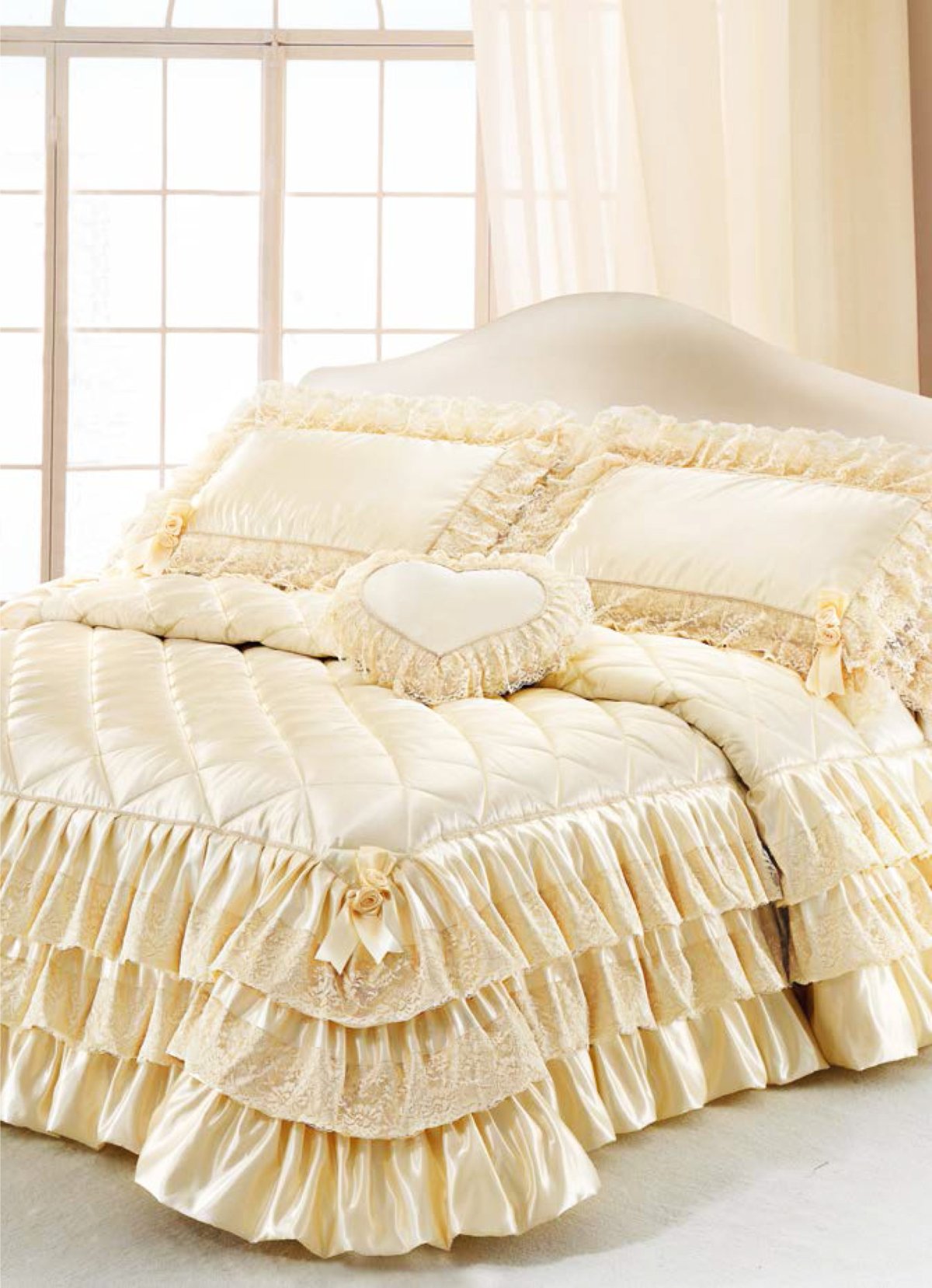 Спальня с желтым покрывалом