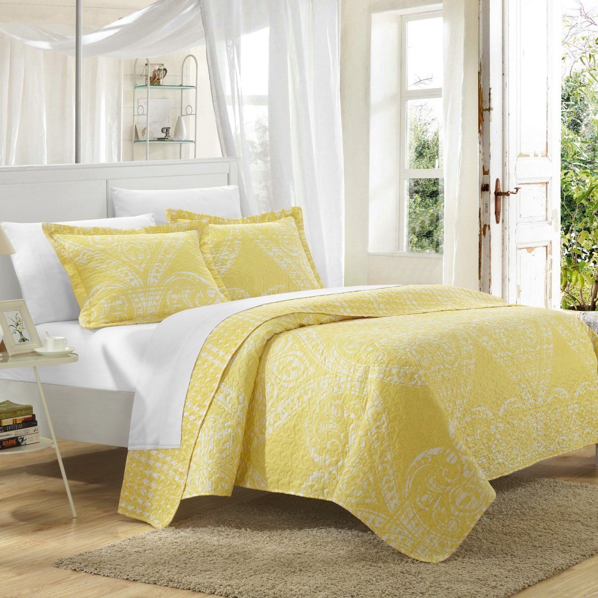 Серая спальня с желтой кроватью