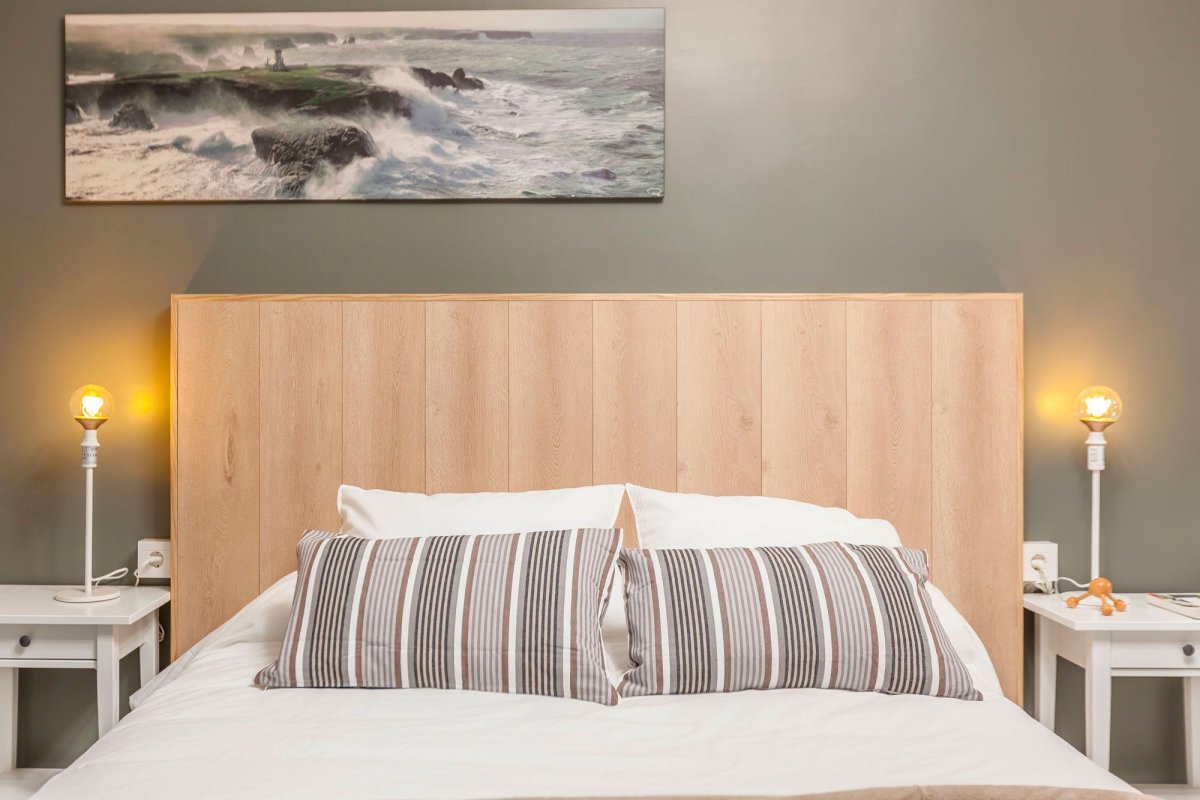 Икеа кровать с реечным изголовьем