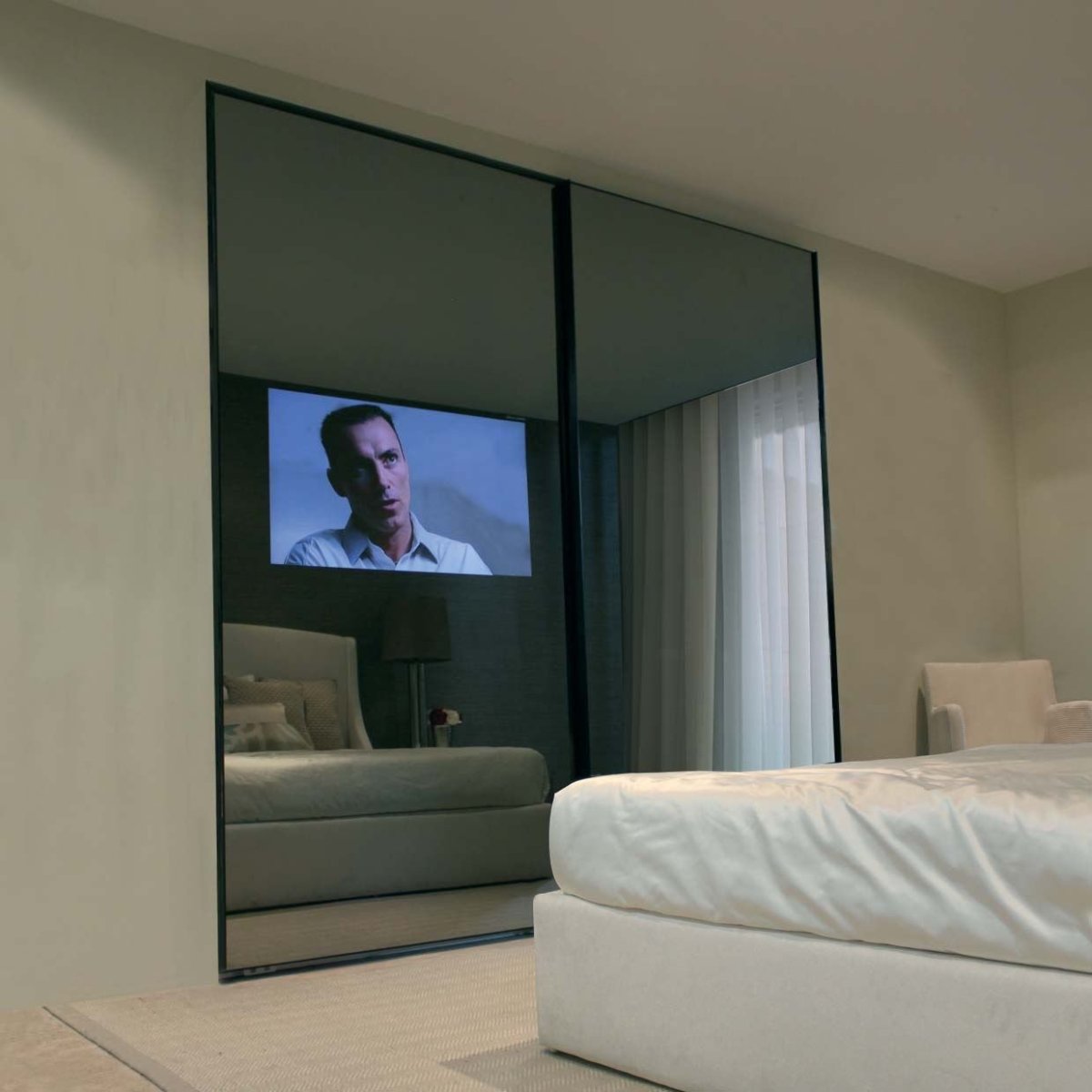 Телевизор за стеклом