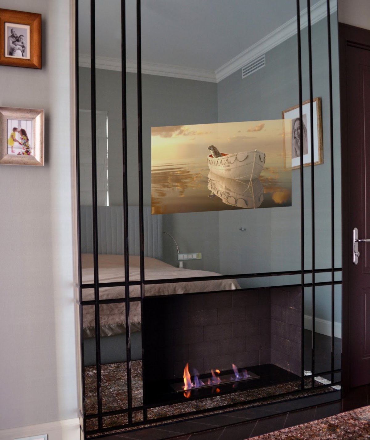 Телевизор на зеркальной плитке