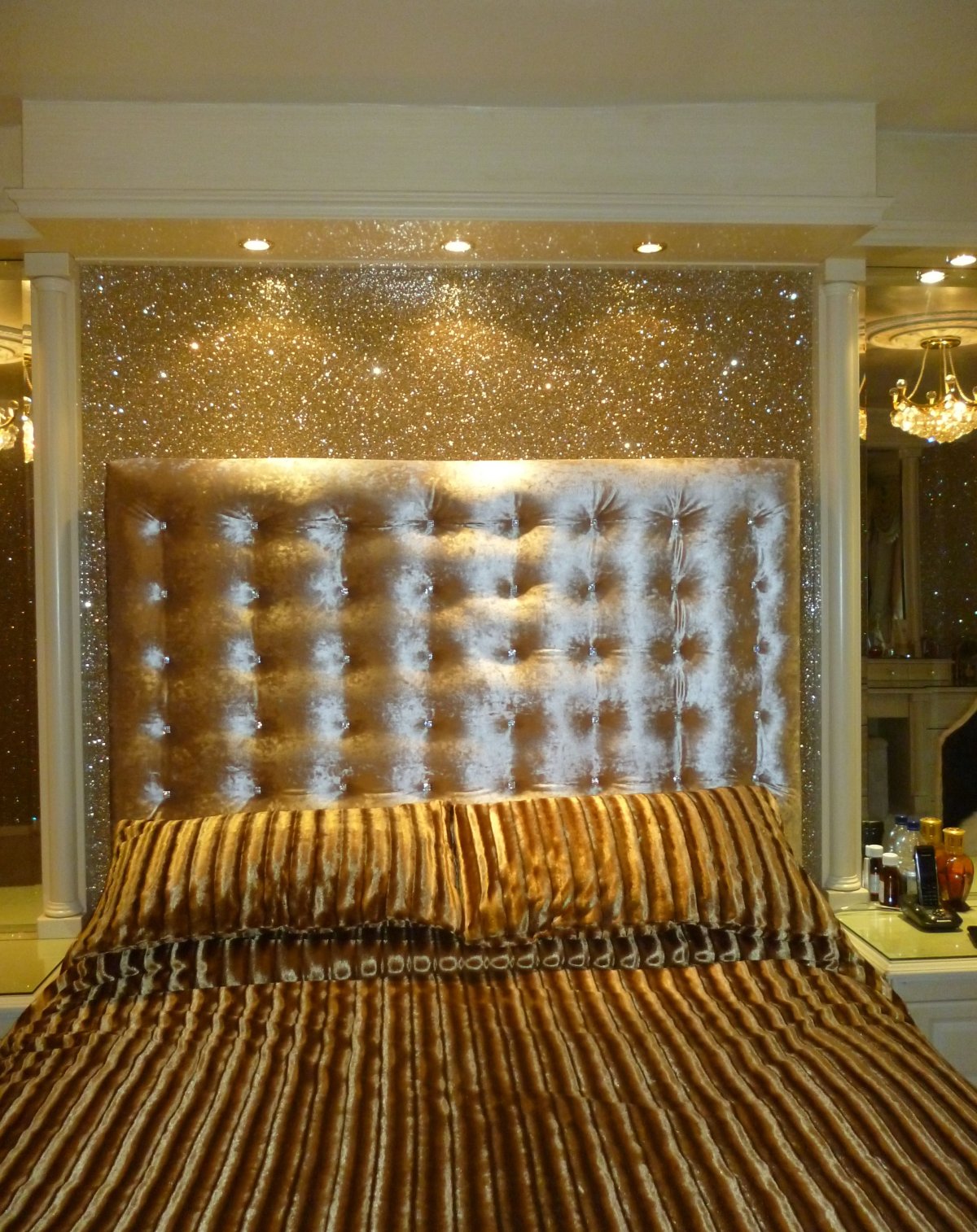 Спальня с золотом